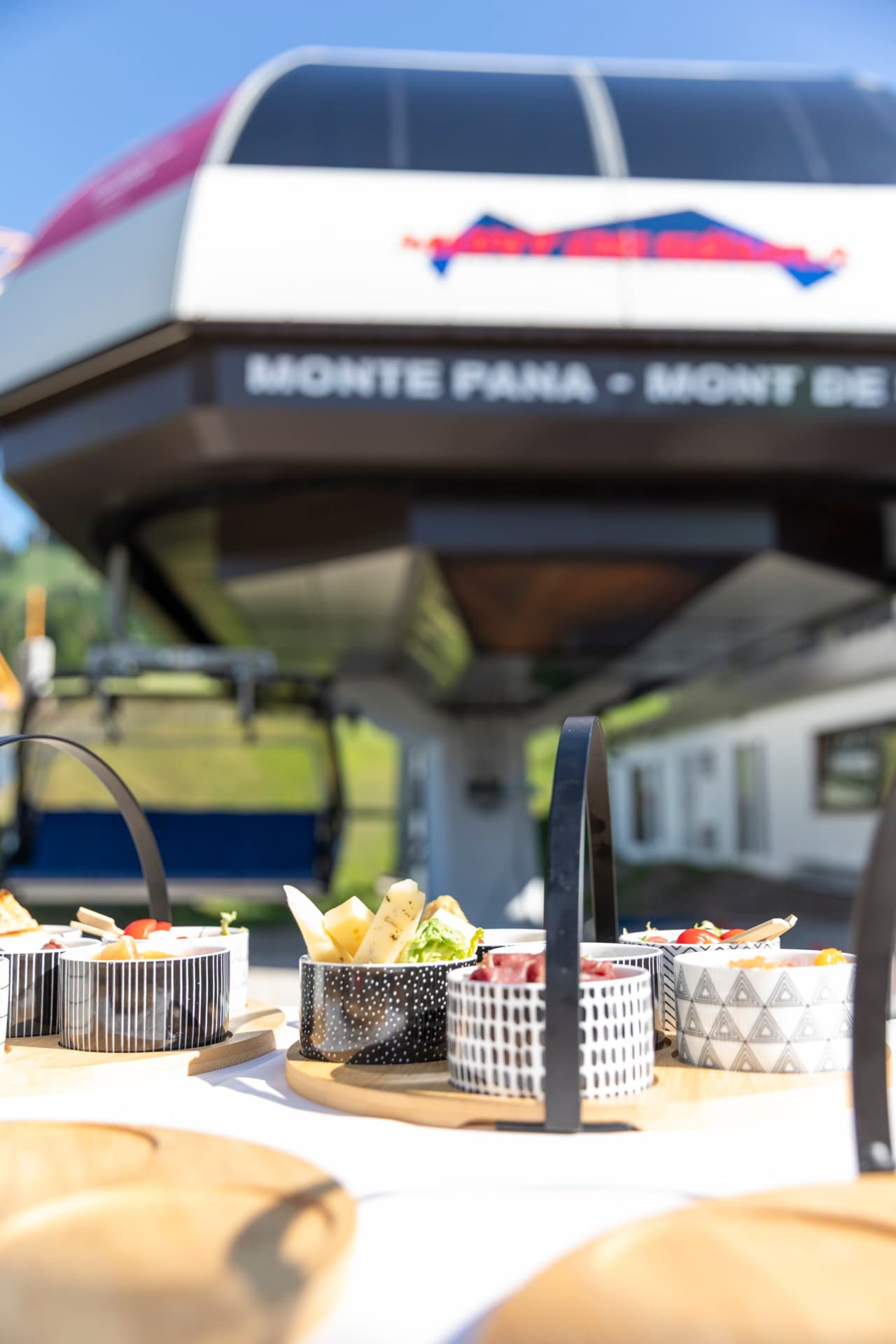 La cabina della seggiovia con la scritta “Monte Pana · Mont de Sëura” alla stazione di partenza.